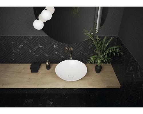 Salle de bain moderne avec vasque à poser, plan de toilette en bois et carrelage foncé