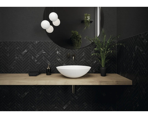 Salle de bains moderne avec lavabo à poser, miroir et carreaux muraux sombres en briques à chevrons