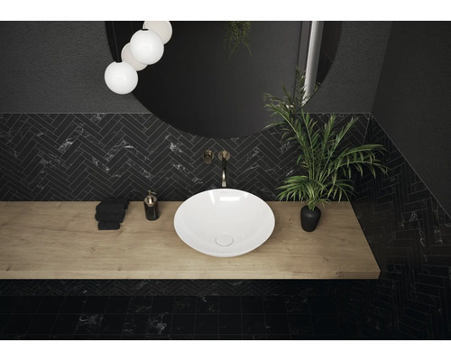 Salle de bains moderne avec vasque à poser, miroir et carreaux de marbre foncé