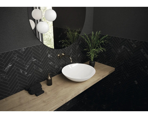 Salle de bains avec lavabo à poser, miroir, robinet, carrelage et décoration