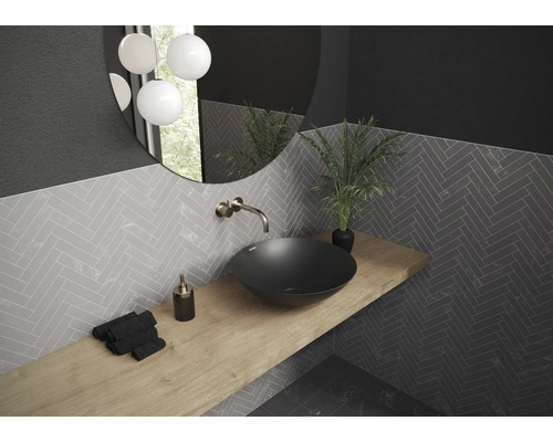 Salle de bain moderne avec vasque à poser, miroir et étagère en bois