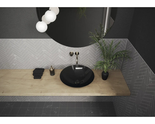 Salle de bain moderne avec lavabo à poser noir, étagère en bois et miroir rond