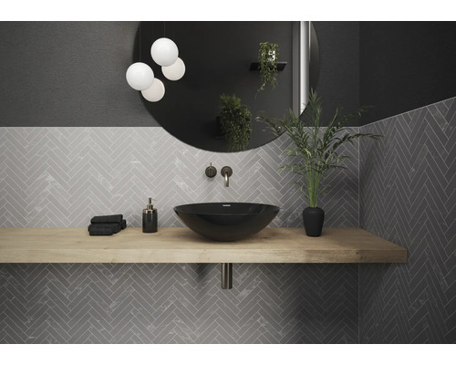 Salle de bains moderne avec vasque noire, miroir et carrelage gris