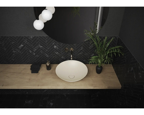 Salle de bain moderne avec lavabo à poser, étagère en bois et carreaux de marbre foncé