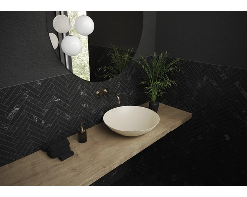 Salle de bain avec lavabo à poser, robinet, miroir et carrelage mural à chevrons