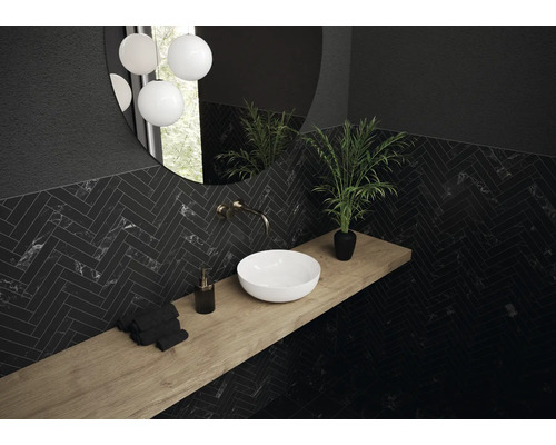 Salle de bain moderne avec carreaux de marbre foncés en motif à chevrons, lavabo et plateau de table en bois