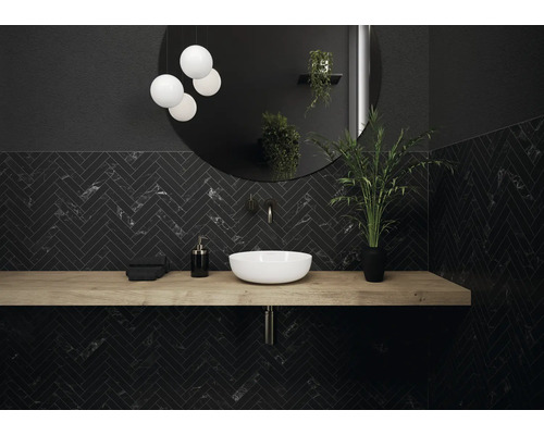 Salle de bain moderne avec motif à chevrons noir, miroir rond, lavabo et plan de travail en bois