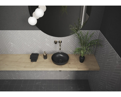 Salle de bains moderne avec vasque à poser, dessus de table en bois et carrelage à chevrons