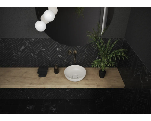 Salle de bain moderne avec carrelage foncé, vasque en bois et lavabo à poser
