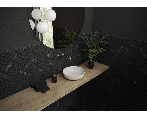 Salle de bain moderne avec motif à chevrons noir, lavabo, miroir et plancher en bois