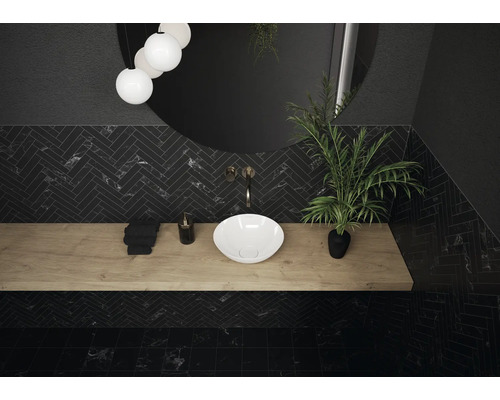 Salle de bains moderne avec motif à chevrons noir, table en bois et lavabo à poser blanc.