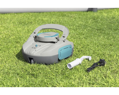 Robot de piscine avec accessoires sur une pelouse