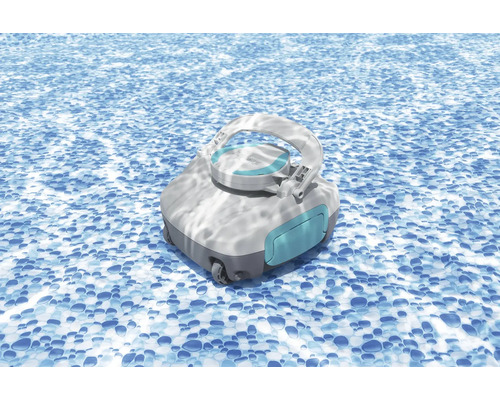 Robot de nettoyage de piscine dans l''eau