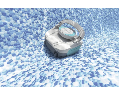 Nettoyeur de piscine automatique sur le fond d''une piscine