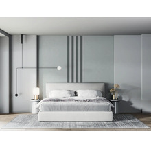 Schlafzimmer mit Doppelbett, Nachttischen und Wandleuchte