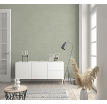 Wohnzimmer mit dekorativer Wandtapete, weißem Sideboard und Stehlampe.