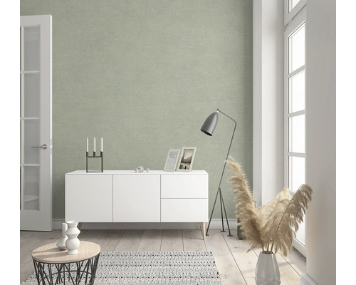 Salon avec papier peint mural décoratif, buffet blanc et lampadaire.