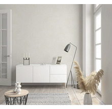 Wohnzimmer mit Kommode, Stehlampe, Dekoration und Teppich