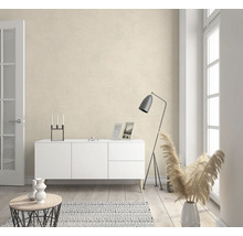 Heller Wohnraum mit Sideboard, Stehlampe, Dekoration und gemusterter Tapete