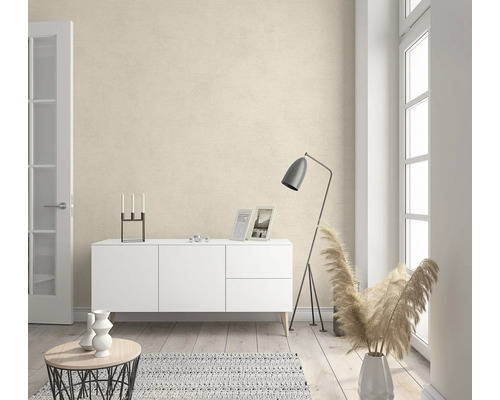 Espace de vie lumineux avec buffet, lampadaire, décoration et papier peint à motifs