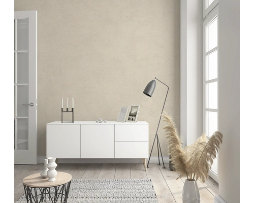 Salon avec buffet blanc, lampadaire et décoration