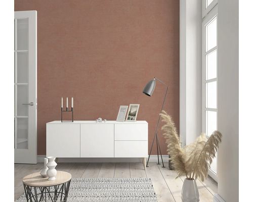 Salon avec commode, lampadaire, décoration et porte