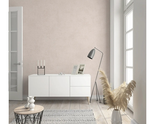 Salon avec commode, lampadaire et éléments décoratifs pour un aménagement élégant