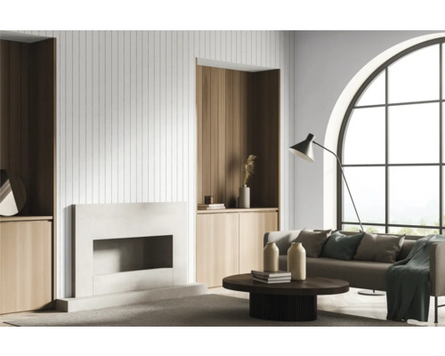 Heller Wohnraum mit Kamin, Sofa, Tisch und großem Fenster