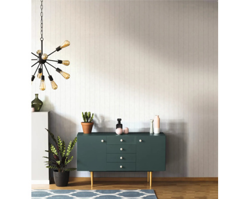 Wohnzimmer mit Kommode, Zimmerpflanzen, Teppich und Hängelampe