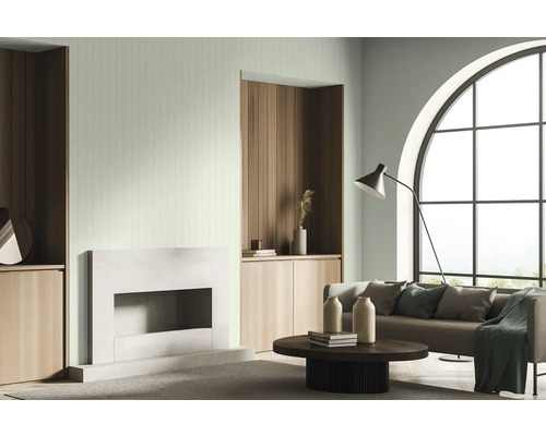 Salon avec cheminée, canapé, lampadaire et grande fenêtre