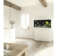 Modernes Wohnzimmer mit Aquarium und Unterschrank in heller Einrichtung