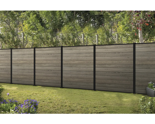 Clôture de jardin en éléments de bois avec poteaux métalliques en extérieur