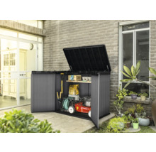 Armoire à outils ouverte avec outils de jardin, tondeuse à gazon et étagères