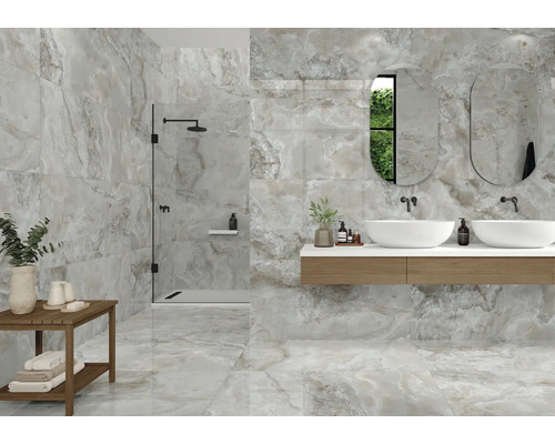 Helles Badezimmer mit Dusche, Waschtisch mit zwei Waschbecken und Fliesen in Marmoroptik