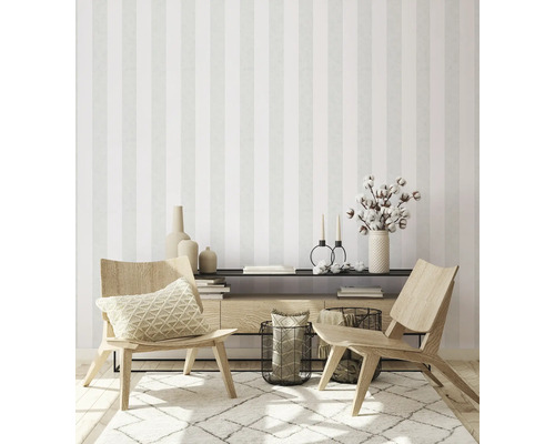 Salon avec papier peint rayé, chaises en bois et accessoires décoratifs
