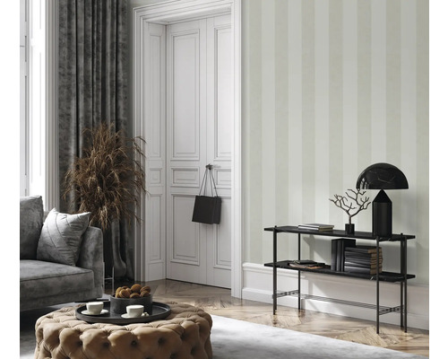 Intérieur élégant avec papier peint rayé, canapé, porte et décoration