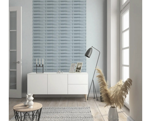 Salon avec panneaux muraux, commode, lampadaire et décoration