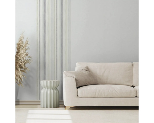 Salon avec canapé, table d''appoint et rideau décoratif pour une ambiance claire et moderne.