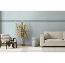 Helles Wohnzimmer mit Sessel, Sofa und Ziergras