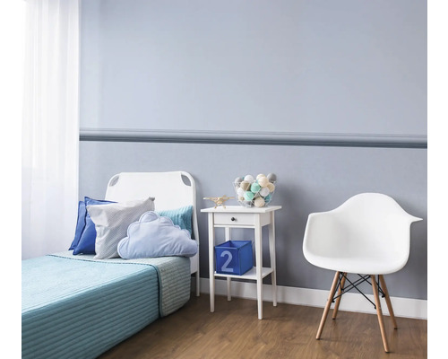 Chambre d''enfant avec lit, table de chevet et chaise