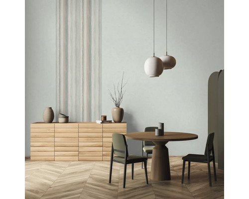 Salle à manger lumineuse avec parquet, table à manger, chaises, buffet et suspensions