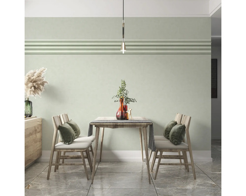 Salle à manger lumineuse avec table en bois, chaises et éléments décoratifs