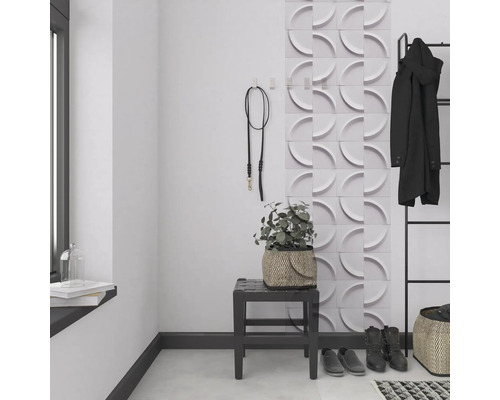 Entrée avec porte-manteau, plante, tabouret, chaussures et revêtement mural décoratif.