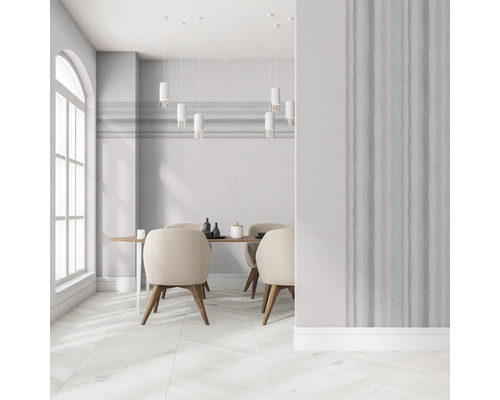 Salle à manger avec table, chaises, suspensions et papier peint rayé