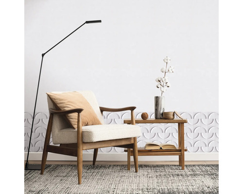 Salon avec fauteuil, lampadaire et table d''appoint