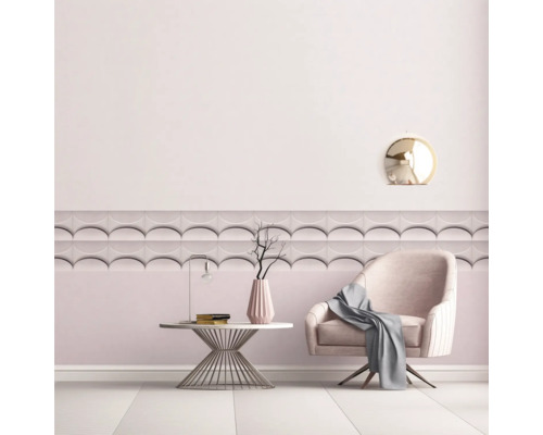 Pièce lumineuse avec décoration, fauteuil, table et panneaux muraux