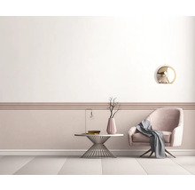Wohnzimmer mit Sessel, Tisch, Lampe und Dekoration