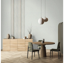 Esszimmer mit Esstisch, Stühlen, Sideboard und Pendelleuchten in einem hellen, modernen Design.