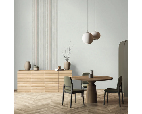 Salle à manger avec table, chaises, buffet et suspensions dans un design clair et moderne.
