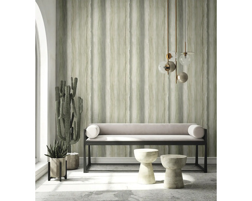 Pièce lumineuse avec papier peint à motifs, banc, tables d''appoint et plantes d''intérieur
